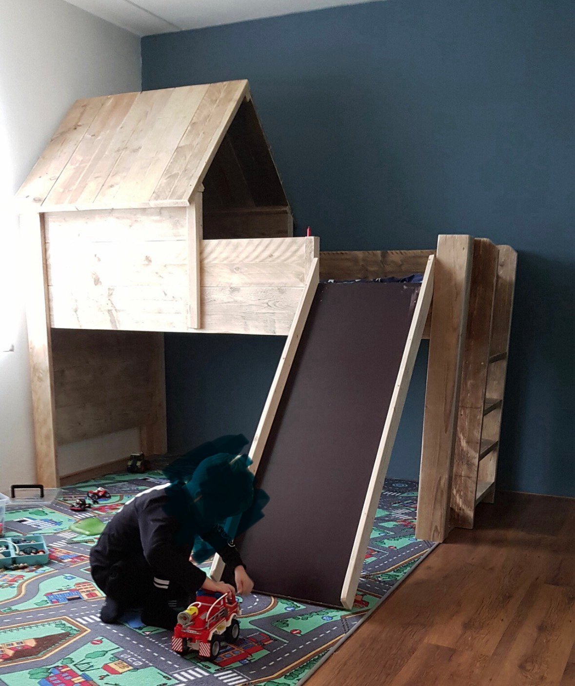 Steigerhouten hoogslaper met glijbaan, Kinderen en Baby's, Kinderkamer | Stapelbedden en Hoogslapers, Ophalen, Zo goed als nieuw