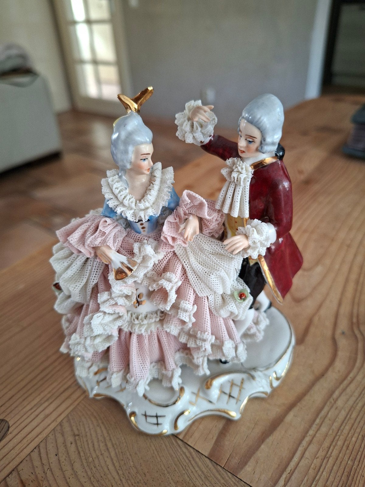 Antiek Porselein danspaar, Ophalen