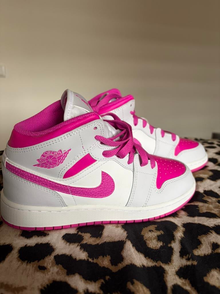 Nike air jordan mid 1 fire pink, Nieuw, Ophalen of Verzenden, Sneakers of Gympen, Roze