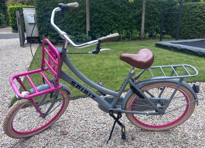 Spirit kinderfiets met roze kratje - 22 inch, Terugtraprem, 22 inch, Gebruikt, Versnellingen