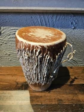 Mooie handgemaakte trommel met dierenhuid, Antiek en Kunst, Kunst | Niet-Westerse kunst, Ritueel object, 24 cm, Natuurlijk materiaal