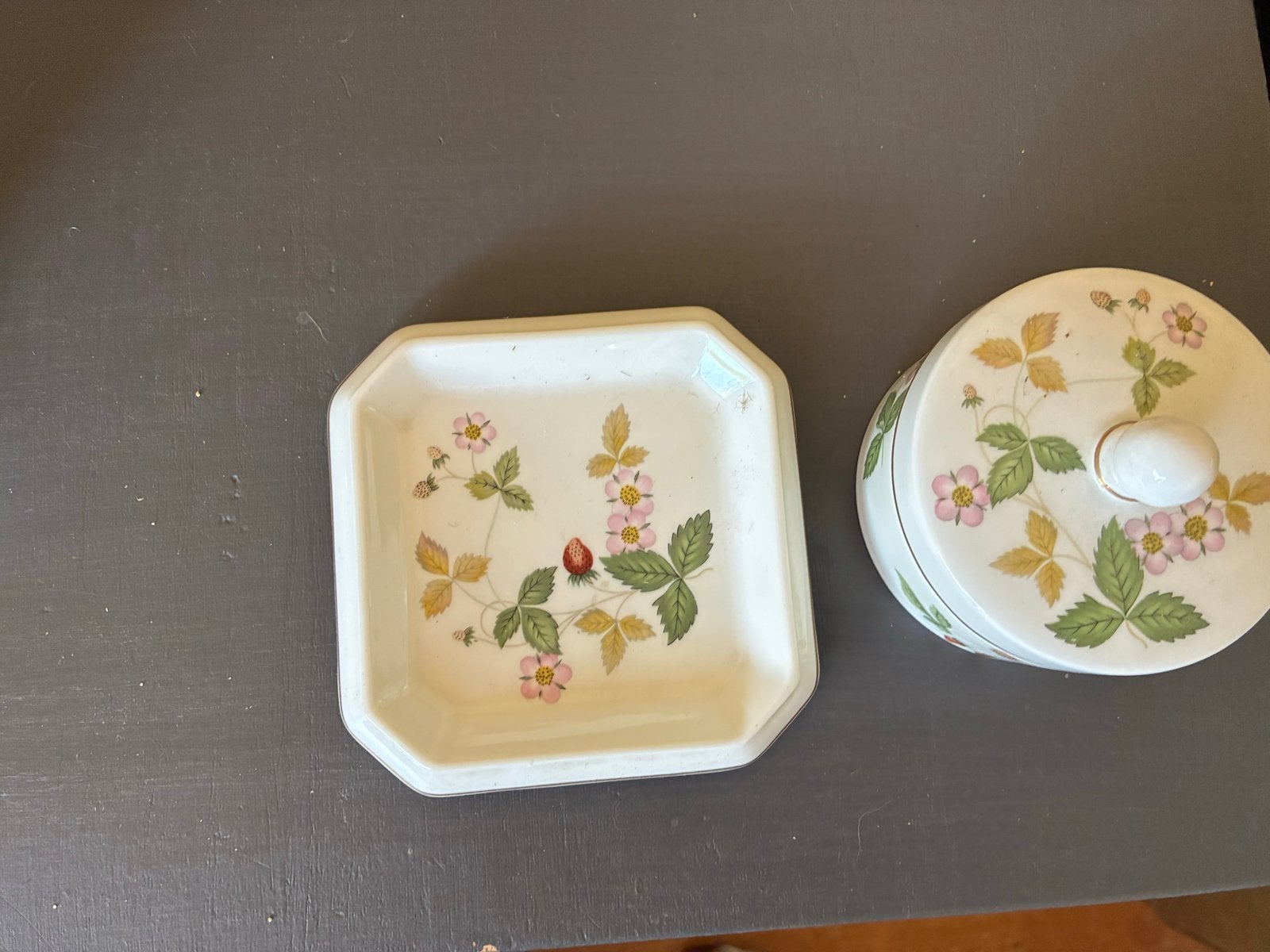 Wedgwood Wild Strawberry Set: Vaas, Schaal en Potje, Antiek en Kunst, Ophalen of Verzenden