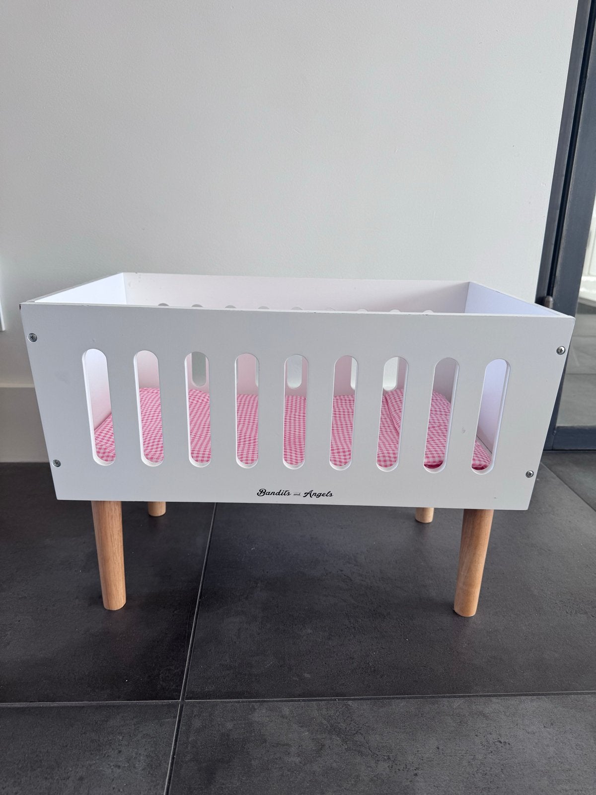 Wit houten poppenbedje met roze geruit matrasje, Ophalen, Gebruikt, Overige typen