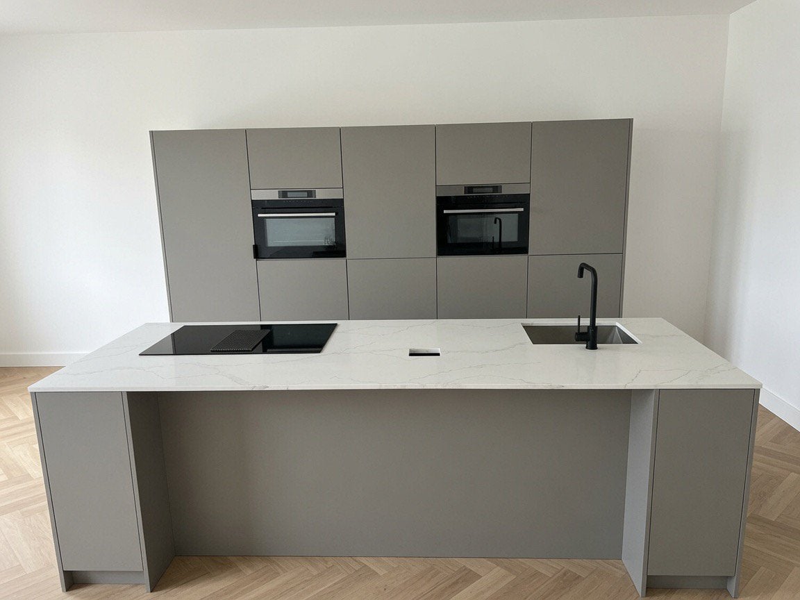 Prachtige showroom keuken met kookeiland mat taupe, Overige typen, Nieuw, Ophalen of Verzenden, Met kookeiland