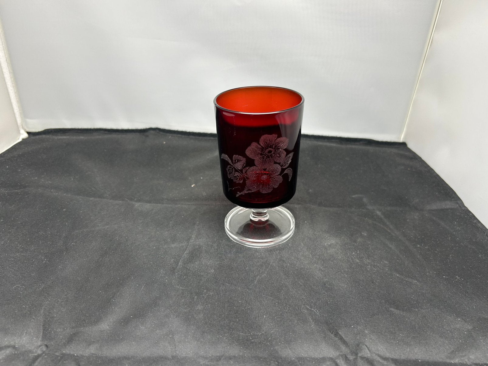 Vintage Luminarc Cavalier rood wijnglas geëtste bloem, Glas of Glazen, Vintage, Ophalen of Verzenden, Glas