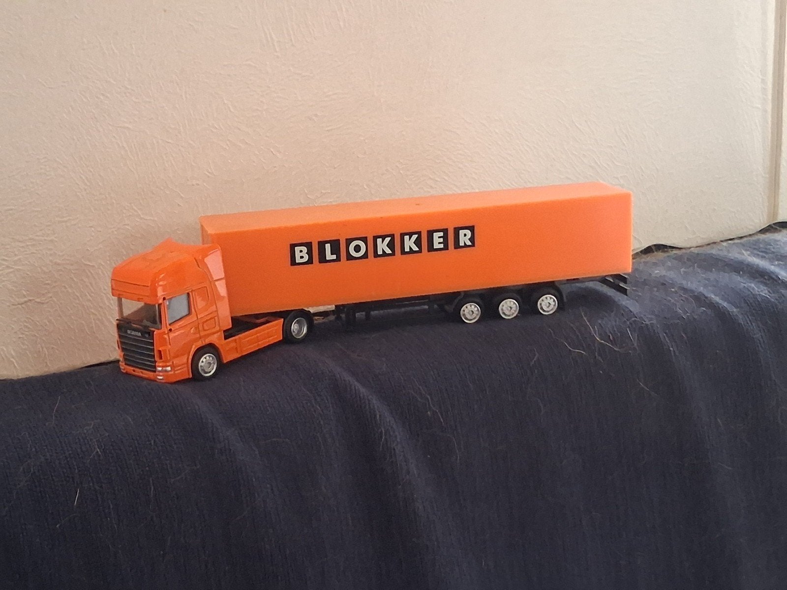 Blokker vrachtwagen model - Scania met oplegger, Ophalen of Verzenden, Gebruikt, Bus of Vrachtwagen, Overige merken