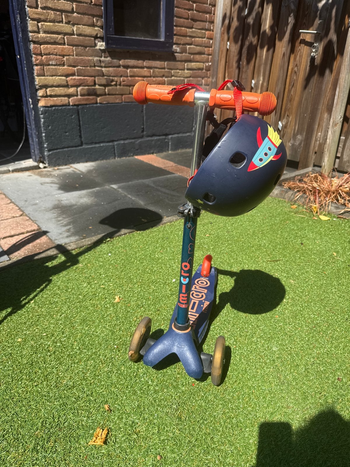 Mini Micro step met helm, Ophalen, Zo goed als nieuw, Gewone step