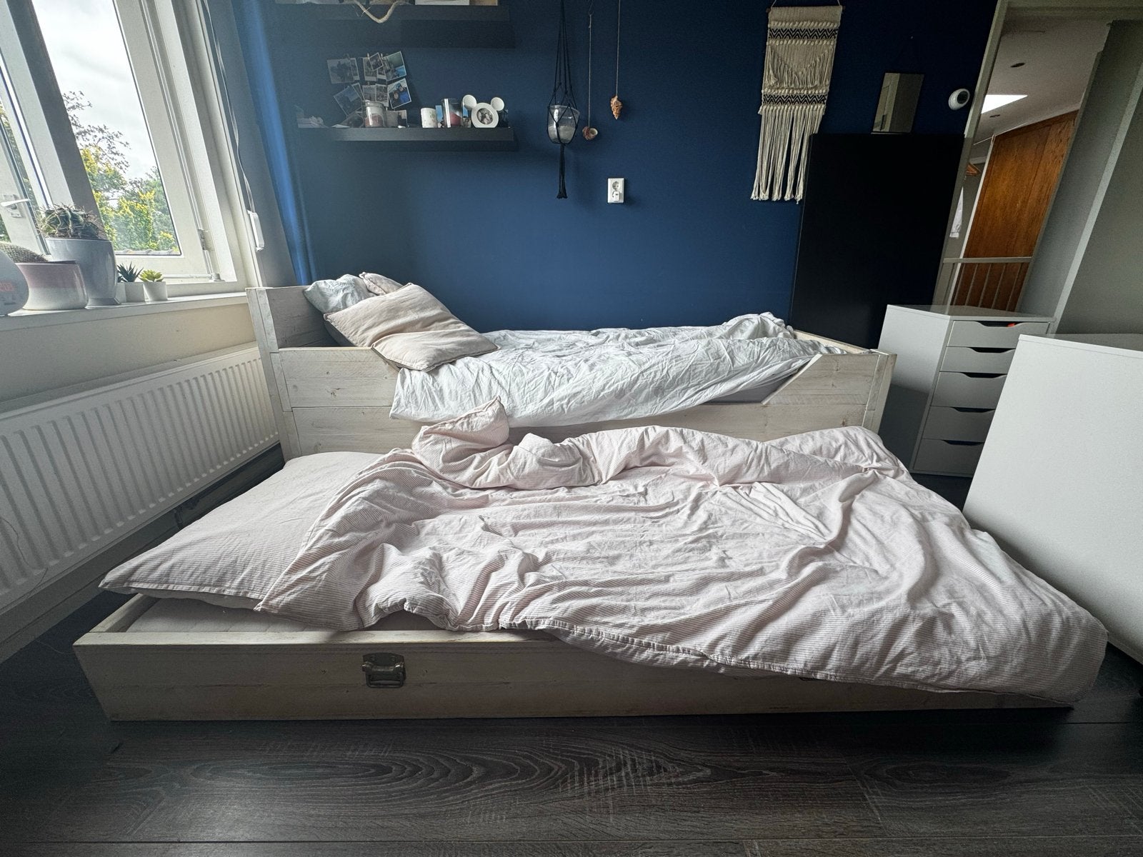 Zelfgemaakt steigerhouten bed met uitschuifbaar logeerbed, Ophalen, Gebruikt, Eenpersoons, Wit