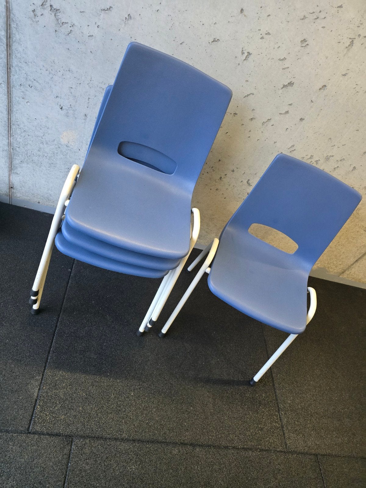 4x Stapelbare blauwe stoelen - Ideaal voor school of kantoor, Huis en Inrichting, Stoelen, Ophalen, Gebruikt, Blauw, Modern, Functioneel