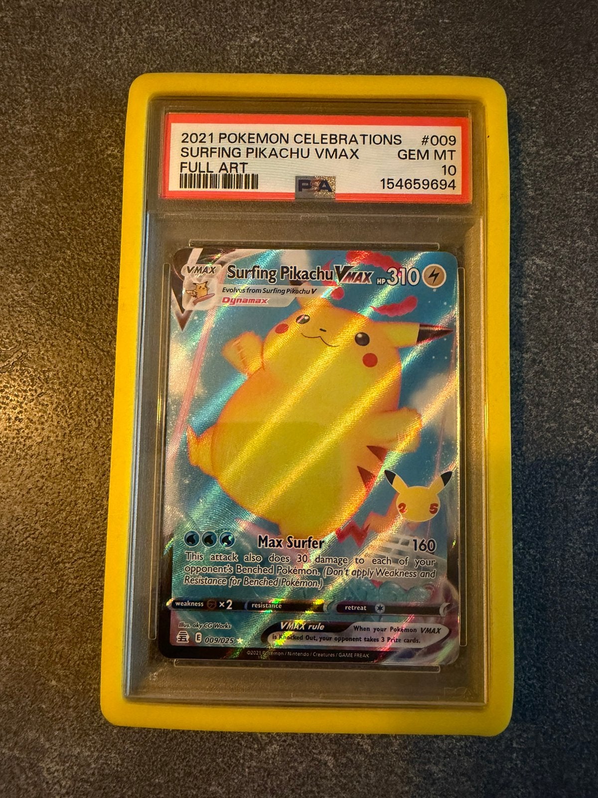 Surfing Pikachu Vmax 009 Pokémon Celebrations Graded PSA 10, Ophalen of Verzenden, Zo goed als nieuw