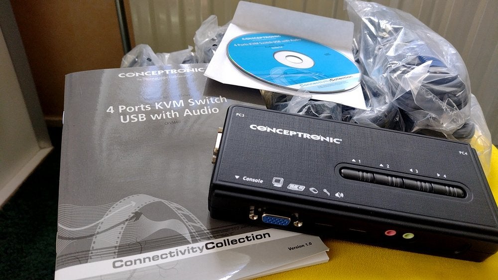 4 Ports KVM Switch USB with Audio, Computers en Software, Netwerk switches, Ophalen, Nieuw