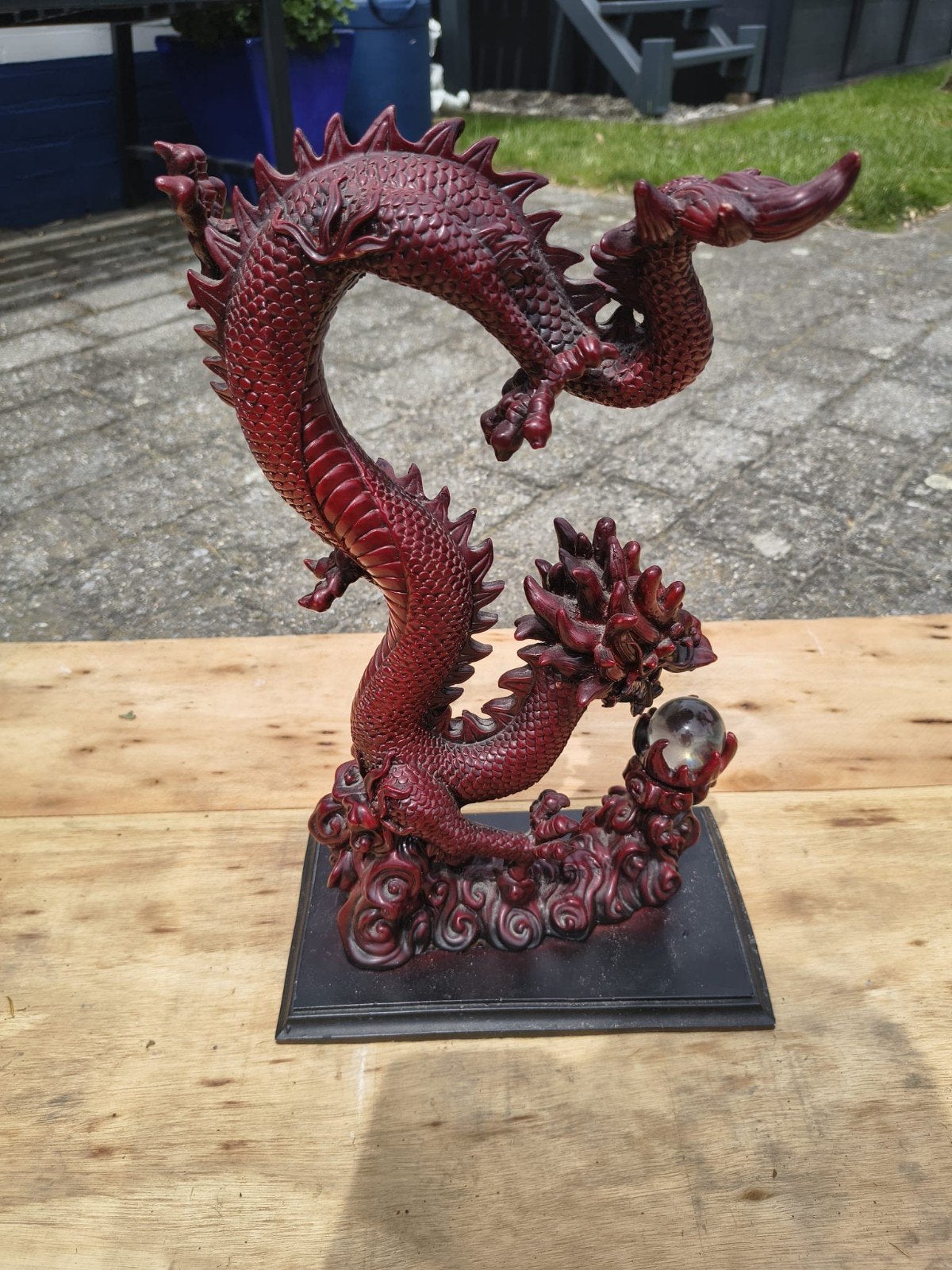 Rode Chinese Draak Sculptuur met Kristallen Bol, Overige onderwerpen, Rood, Ophalen of Verzenden, 20 - 50 cm