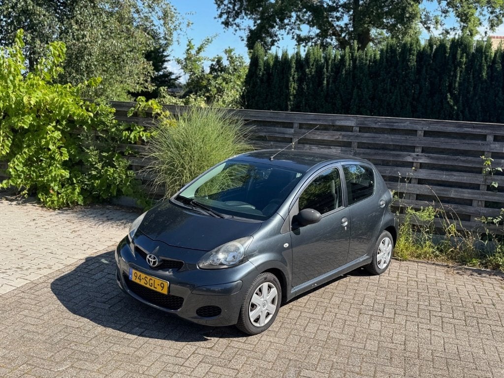 Toyota Aygo 1.0 12V Vvt-i 5DRS 2011, Airco ijskoud, trekhaak, Auto's, Voorwielaandrijving, Stof, Zwart, 4 stoelen