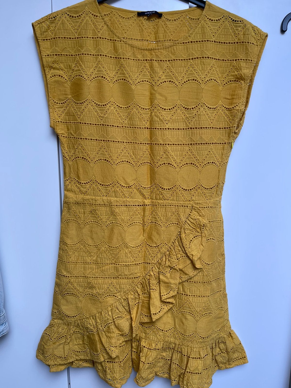 NIKKIE jurk maat 34 okergeel, Ophalen, Geel, Zo goed als nieuw, Maat 34 (XS) of kleiner