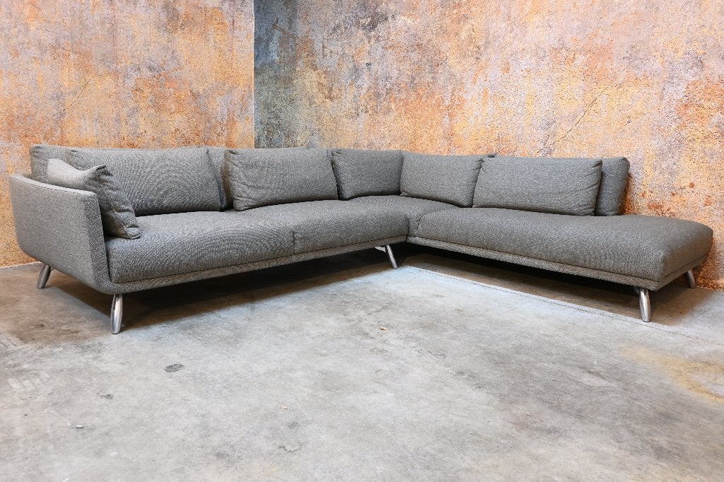 ZANieuw grijze stoffen Design on Stock Byen design hoekbank, Huis en Inrichting, 250 tot 300 cm, Design on Stock, Hoekbank, Design on Stock