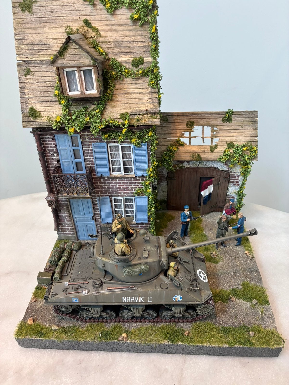 Sherman Tank 1:35 Diorama Met franse FFI, Hobby en Vrije tijd, Ophalen of Verzenden, Zo goed als nieuw, 1:35 tot 1:50