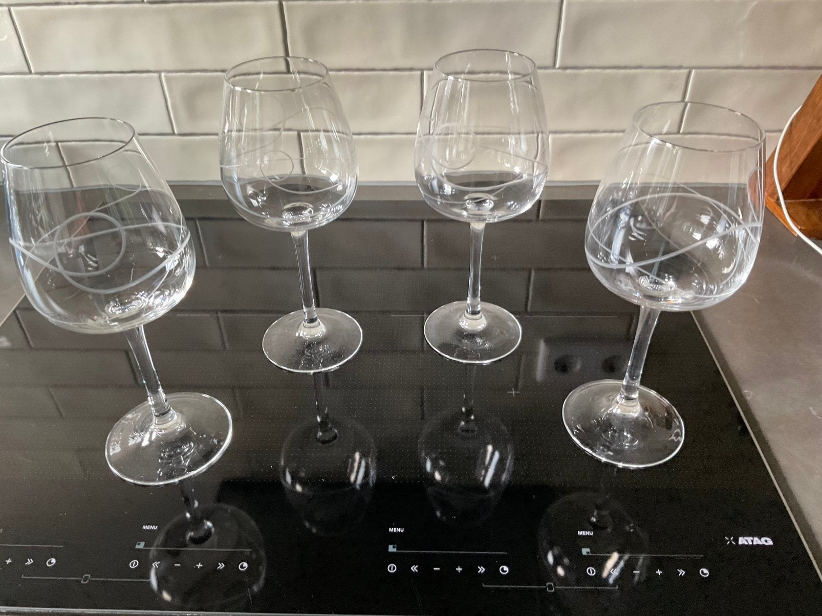 IKEA “Verres” rode wijnglazen in nieuwstaat (4), Huis en Inrichting, Keuken | Servies, Glas of Glazen, Ophalen of Verzenden, Overige stijlen