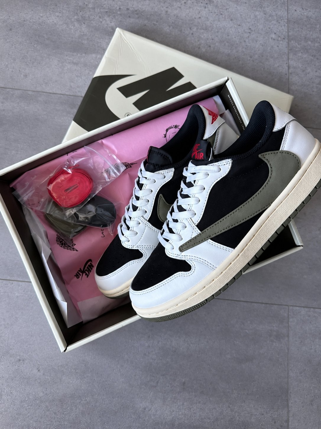 Nike Air Jordan 1 Low OG SP Travis Scott Olive, Ophalen of Verzenden, Nieuw, Overige kleuren, Sneakers of Gympen