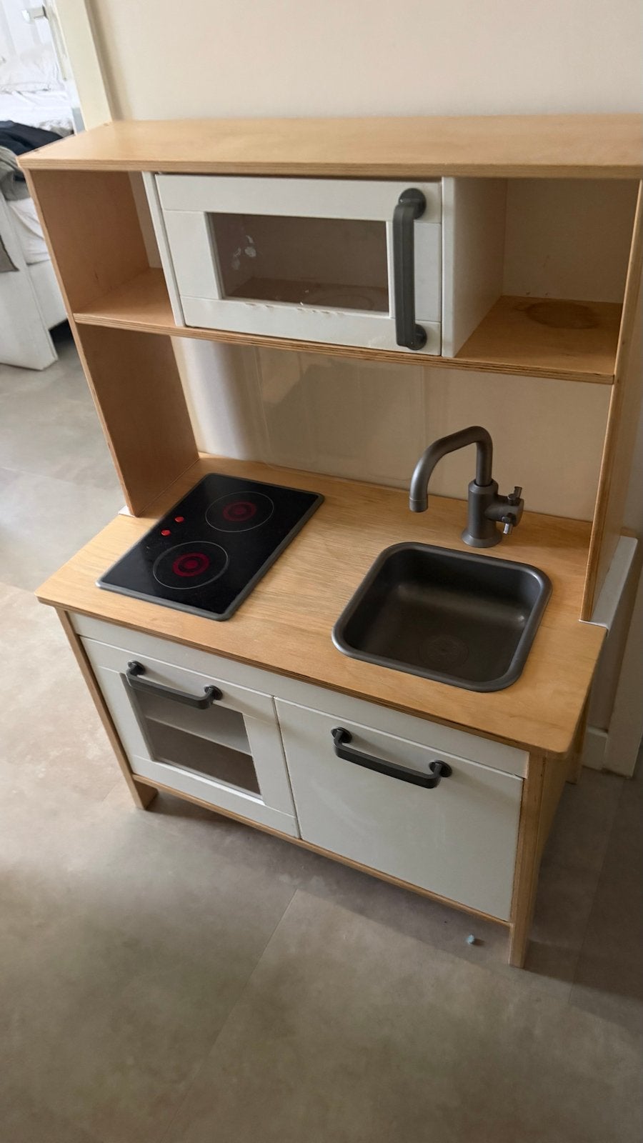 IKEA DUKTIG Speelkeuken met magnetron en kookplaat, Kinderen en Baby's, Speelgoed | Speelkeukens, Ophalen of Verzenden, Gebruikt
