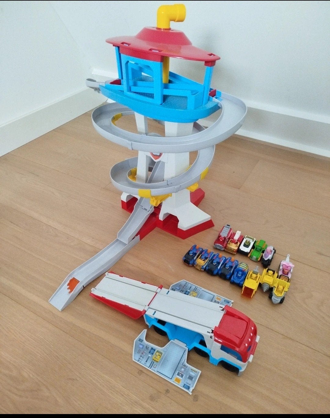 Paw patrol uitkijktoren en patroller met metalen auto's, Ophalen of Verzenden, Gebruikt, Jongen of Meisje