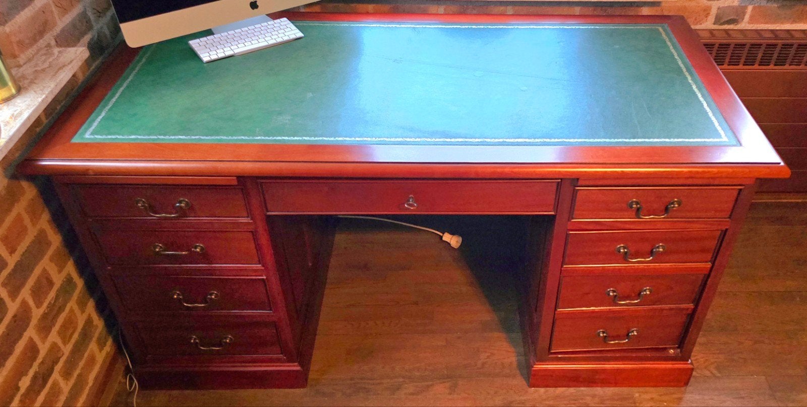 Mahoniehouten bureau met groen lederen blad, Ophalen, Hout, Bruin, Zo goed als nieuw