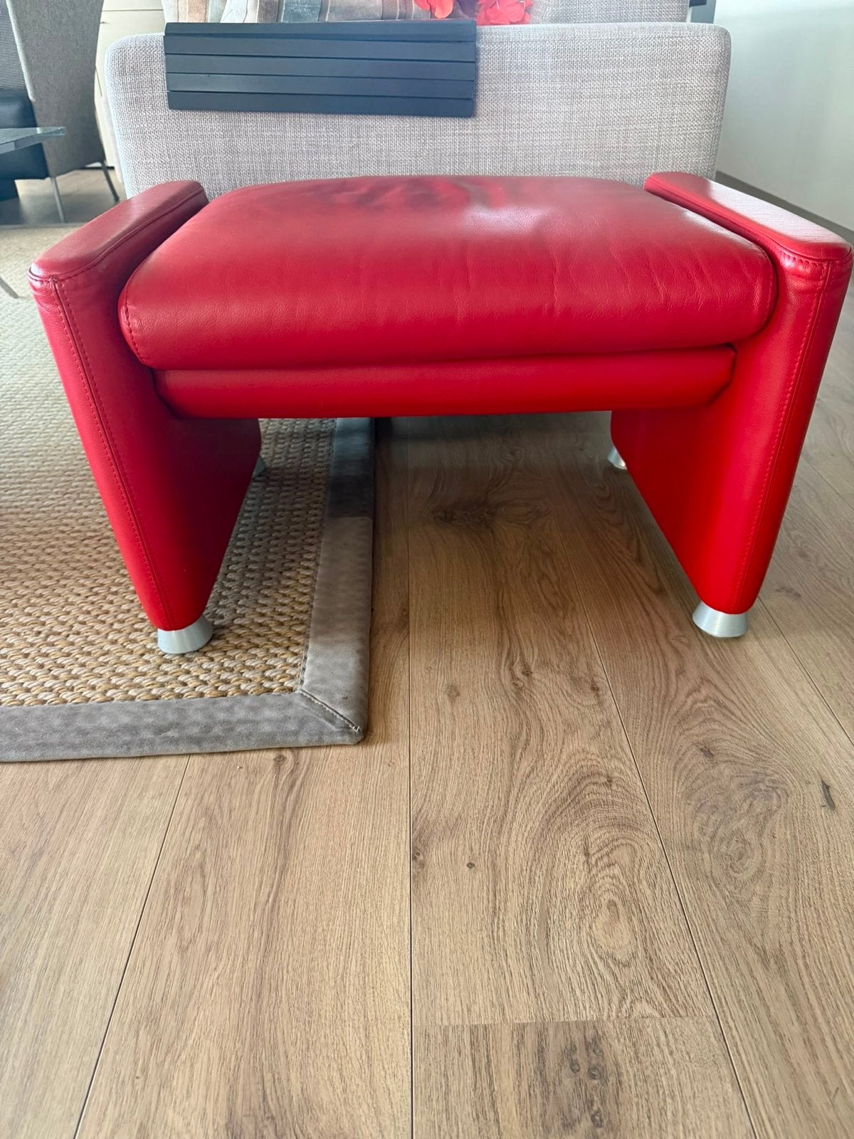 Leolux Fidamigo design hocker in rood Ferrari leer, Ophalen, Leer, Zo goed als nieuw, Rechthoekig