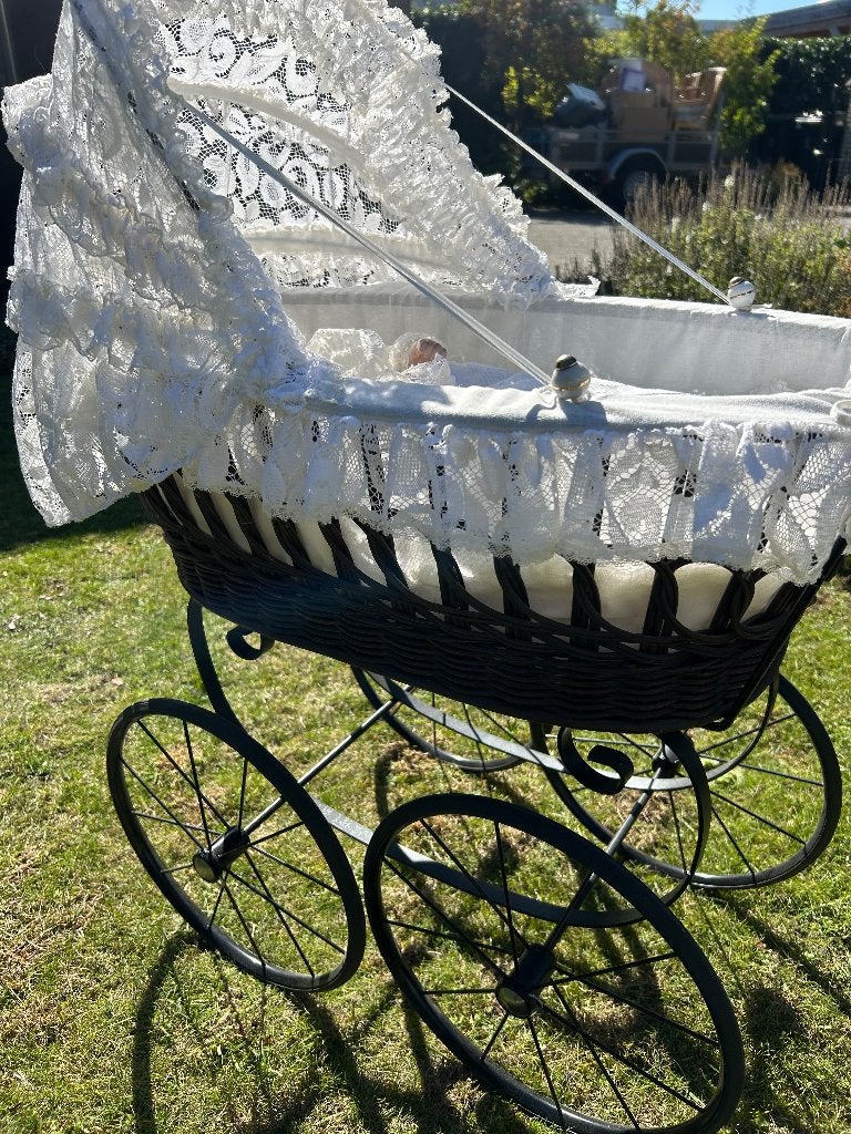 Vintage (antiek) poppenwagen incl pop, Ophalen, Gebruikt, Pop