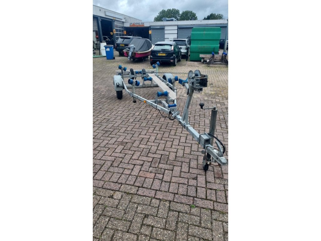 Ongeremd kantelbare boottrailer geschikt tot 5.60 bootlengte, Watersport en Boten, Boottrailers, Nieuw