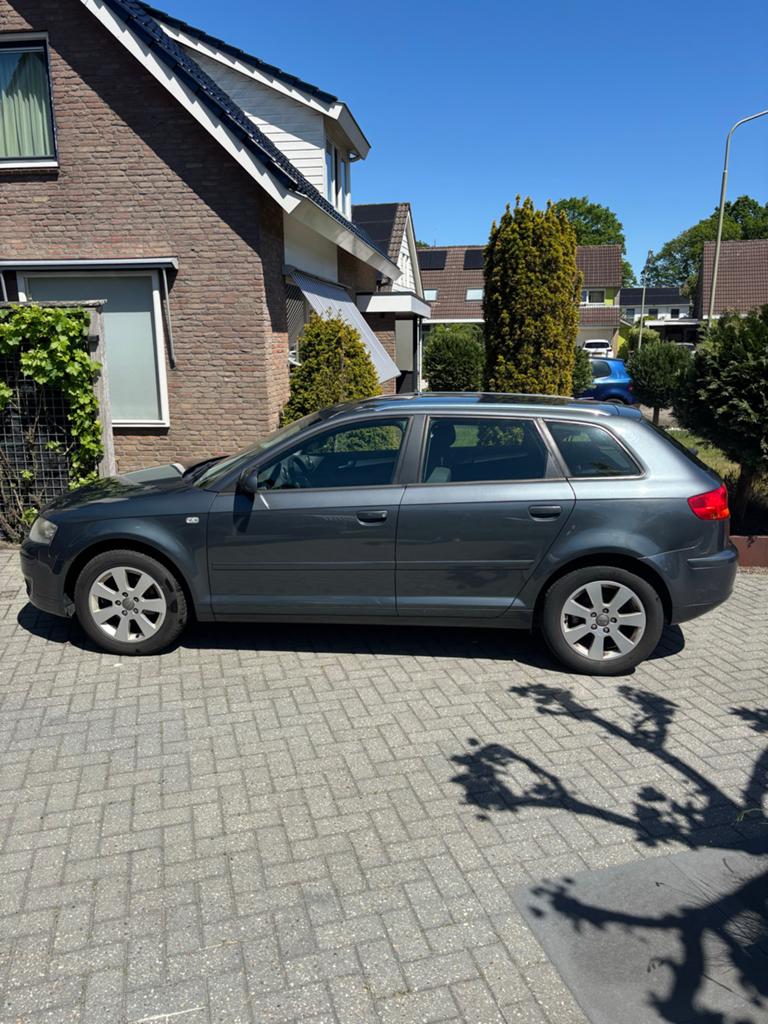 Audi A3 1.6 FSI Sportback Ambiente 85KW 2006 Grijs, Voorwielaandrijving, Zwart, 4 cilinders, Origineel Nederlands