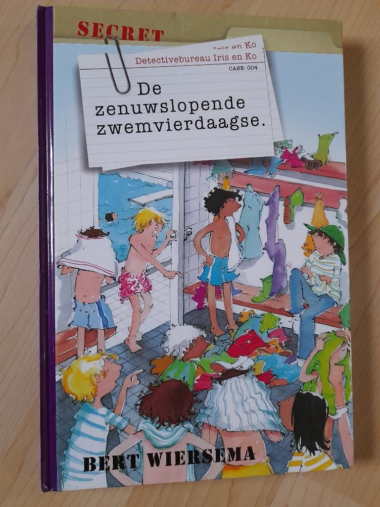 DE ZENUWSLOPENDE ZWEMVIERDAAGSE Bert Wiersema IRIS EN KO, Boeken, Ophalen of Verzenden, Zo goed als nieuw, Fictie algemeen