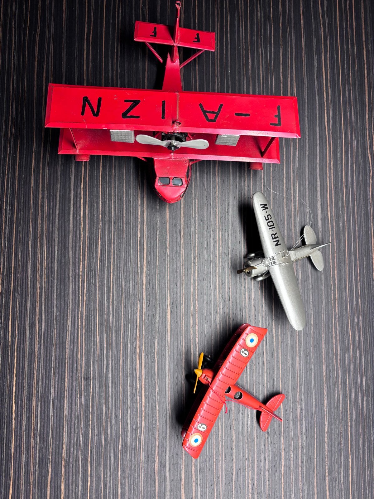 Set van 3 decoratieve vliegtuigmodellen: blik, hout, plastic, Hobby en Vrije tijd, Ophalen of Verzenden, Gebruikt, Vliegtuig, Overige merken