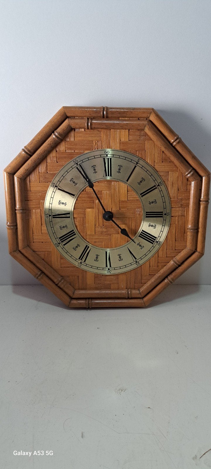 Vintage Achthoekige Bamboe Wandklok met Romeinse Cijfers, Ophalen of Verzenden