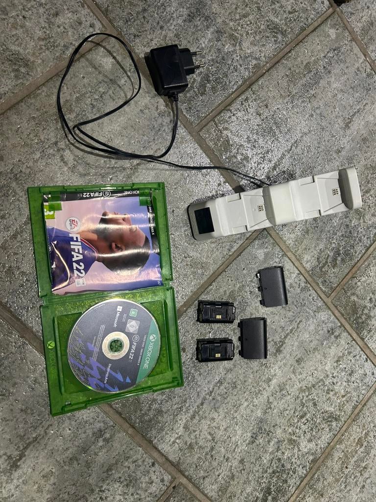 Oplaadstation controller/ batterijen/ fifa 2022 XBOX, Gebruikt, Ophalen of Verzenden, Sport, 3 spelers of meer