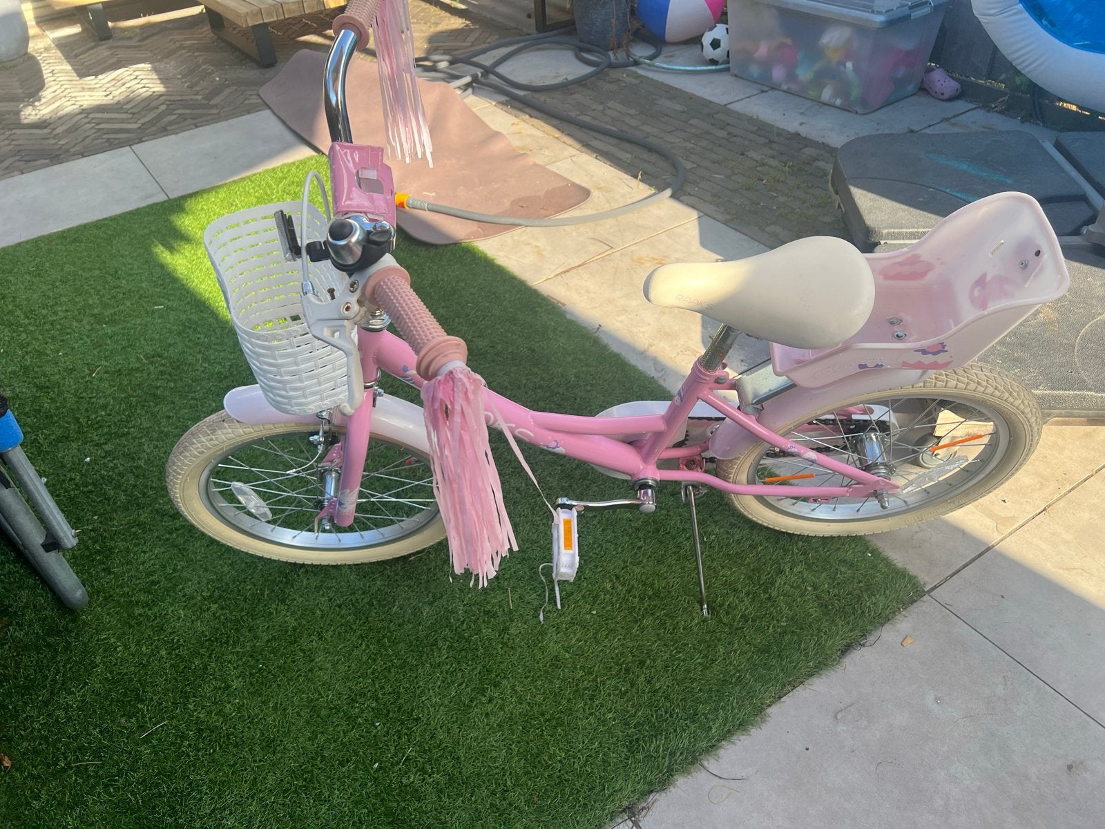 Roze kinderfiets met mandje en poppenzitje, Ophalen, Gebruikt, Velgrem, 16 tot 20 inch