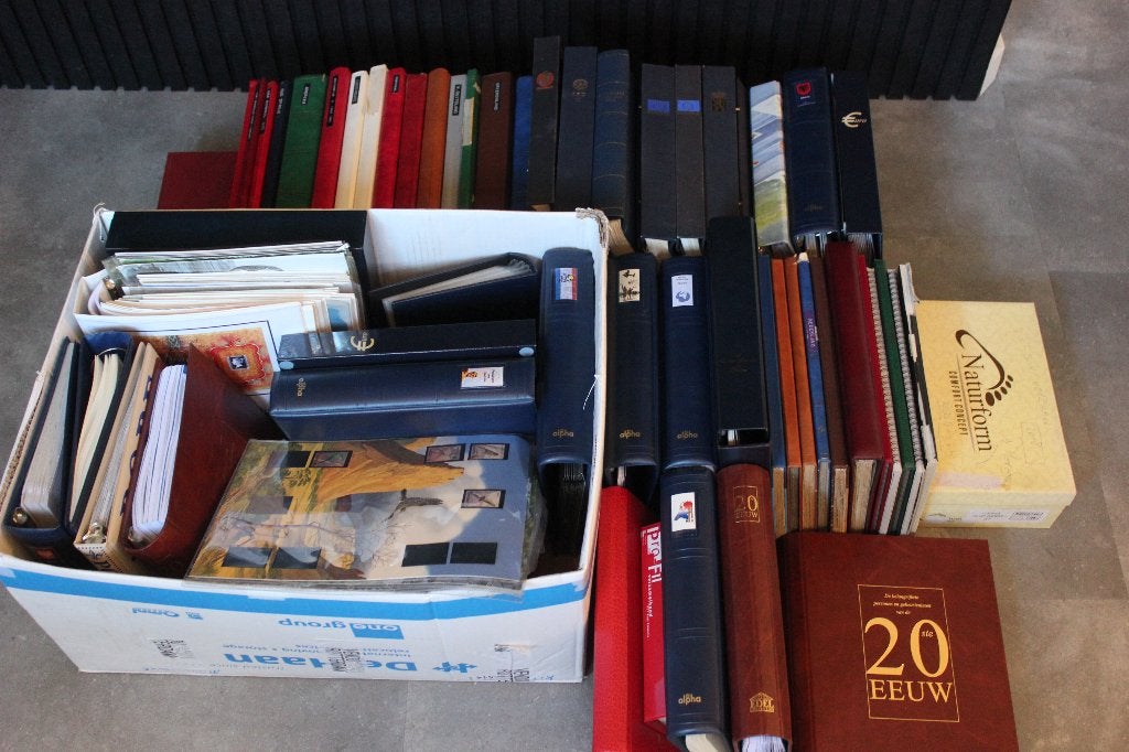 GROTE PARTIJ 50+ POSTZEGELALBUMS STOKBOEKEN OOK DAVO TOP!, Ophalen, Nederland en Buitenland
