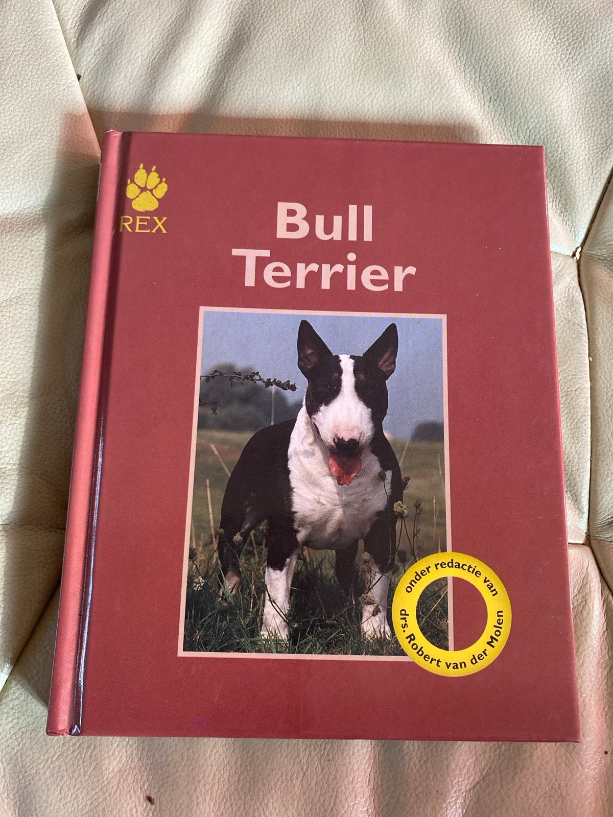 Bull Terrier Boek - Alles over dit energieke hondenras, Boeken, Ophalen of Verzenden, Gelezen, Honden