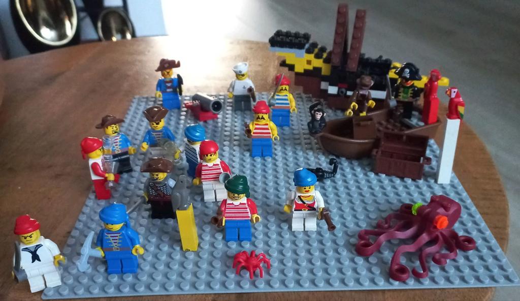 Lego Pirates minifigures met o.a. dieren, boot , kanon, Ophalen of Verzenden