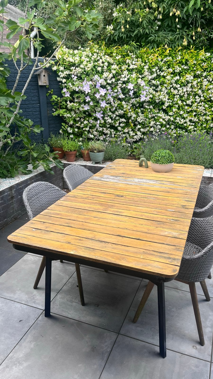 Degelijke tuintafel met houten blad en metalen onderstel, Ophalen, Gebruikt, Rechthoekig, Hout