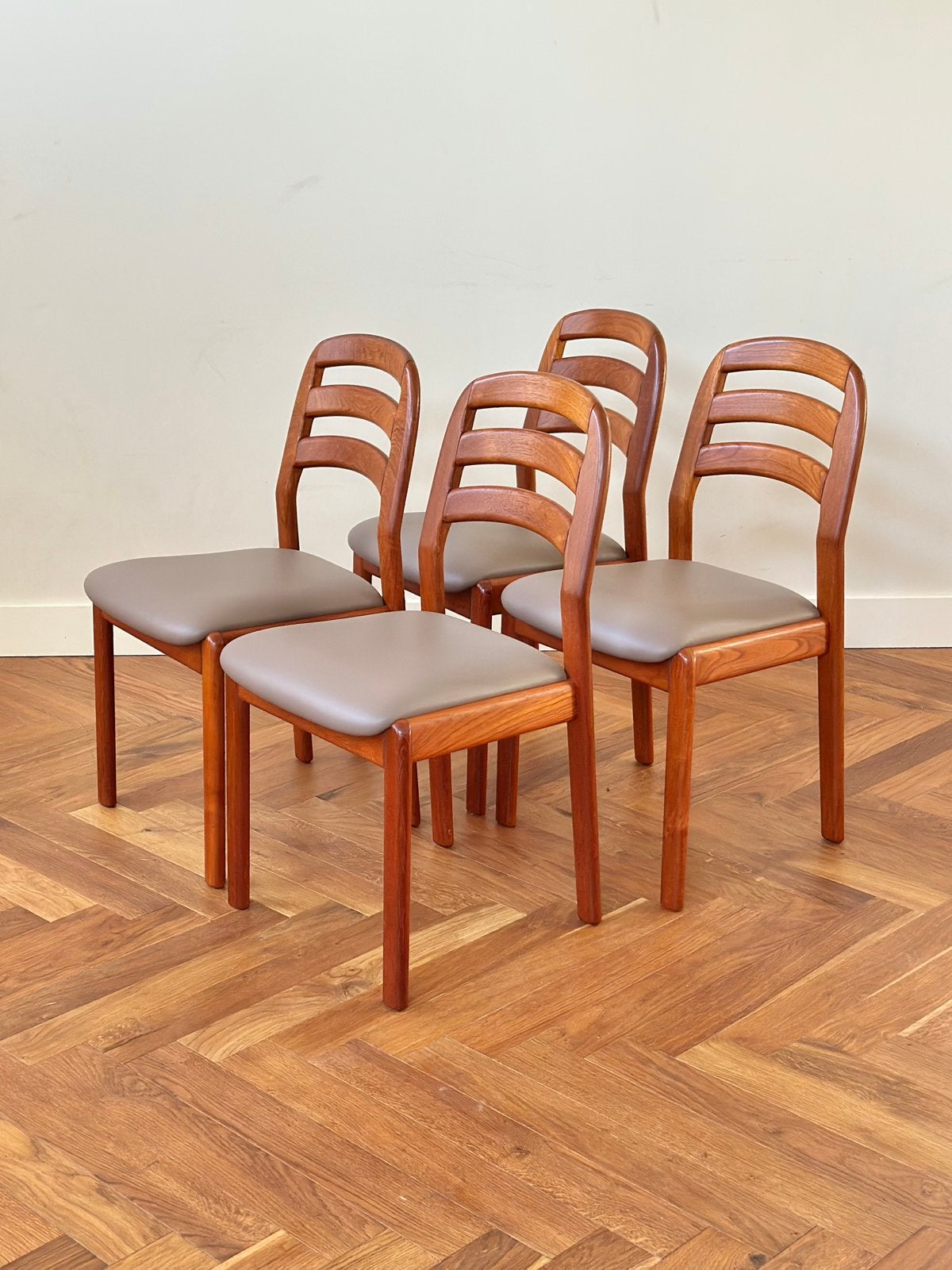 Set 4 vintage deens design stoelen DYRLUND jaren 50/60/70, Ophalen, Leer, Gebruikt, Overige kleuren