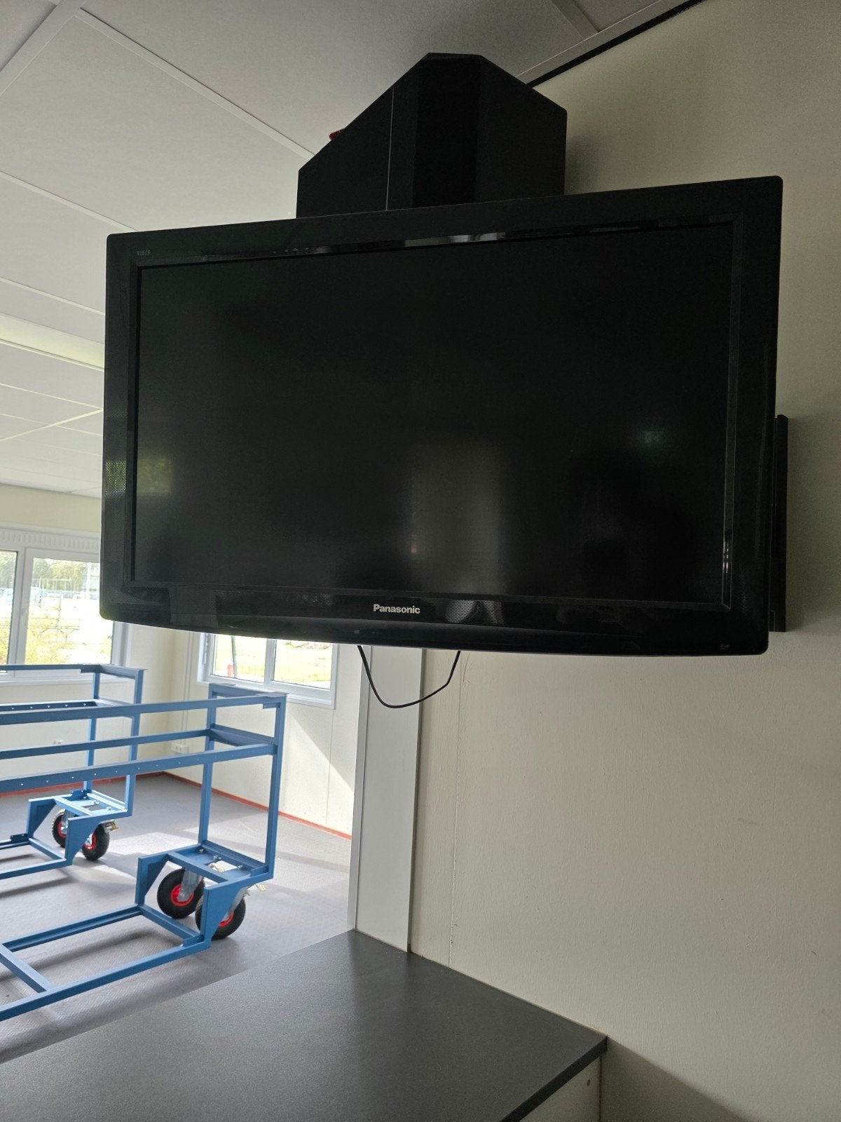 Panasonic TV met muurbeugel, Ophalen