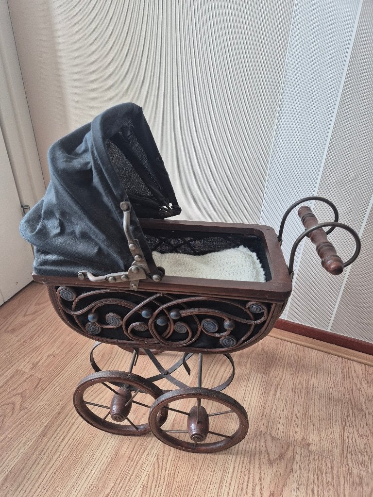 Oude antieke poppenwagen, sierlijk metaalwerk &porselein pop, Verzamelen, Poppen, Ophalen of Verzenden, Zo goed als nieuw, Pop