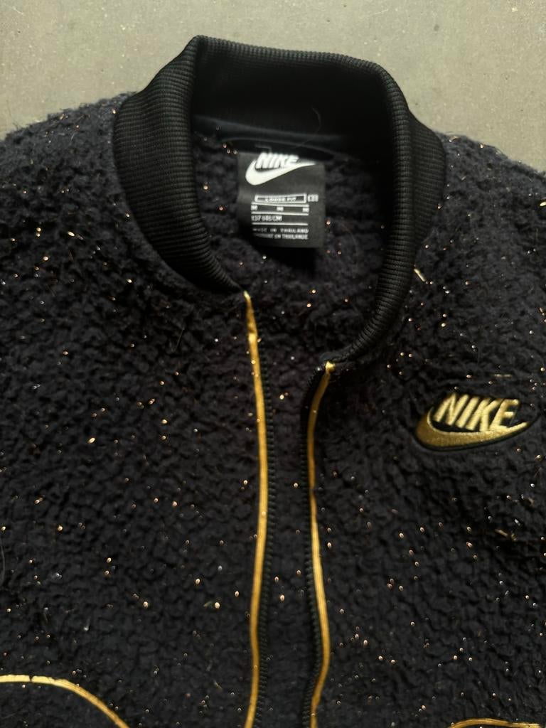 Nike Teddy Jasje Zwart met Gouden Details, Ophalen of Verzenden, Zo goed als nieuw, Meisje, Trui of Vest