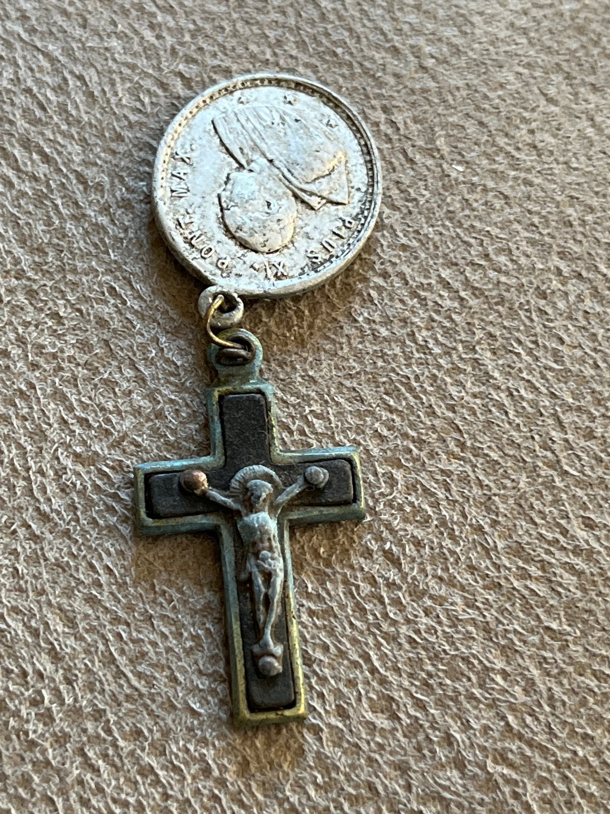 Vintage Kruisbeeld met Medaille - Religieus Sieraad, Ophalen of Verzenden