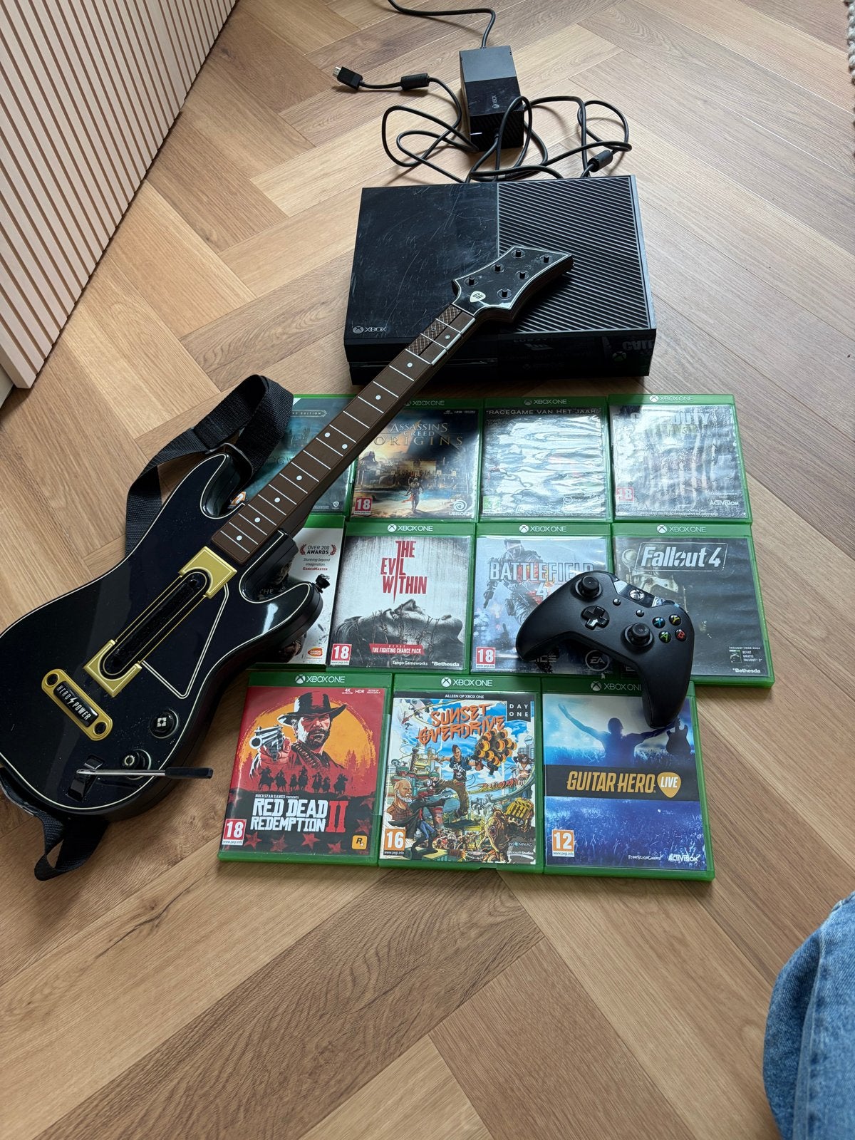 Xbox One met 11 games, controller en Guitar Hero gitaar, Spelcomputers en Games, Gebruikt, Vanaf 18 jaar, Overige genres, Eén computer