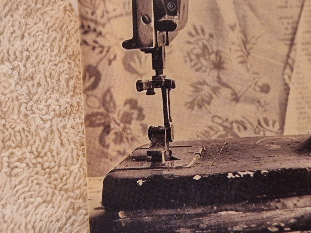 Ansichtkaart/oude foto. "Naaimachine- lap stof"., Ophalen of Verzenden, Nieuw, Papier/karton