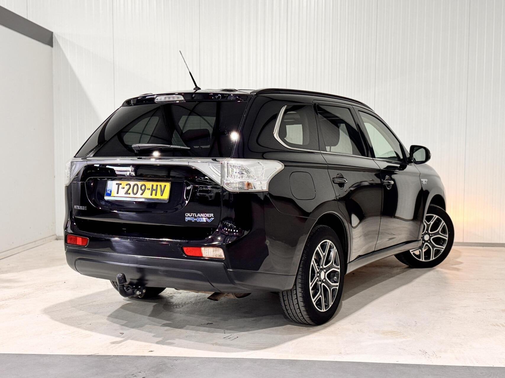 Mitsubishi Outlander 2.0 PHEV Instyle+|TREKHAAK|PANO|ACC|, Auto's, 4 cilinders, Met garantie (alle), Zwart, Leder