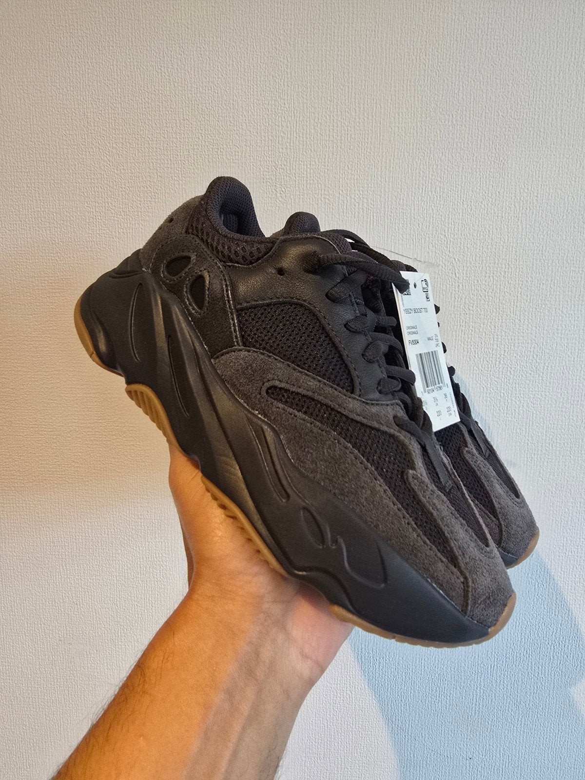 NIEUW Yeezy 700 Utility Black - Maat 36, Zwart, Nieuw, Ophalen of Verzenden, Adidas Yeezy
