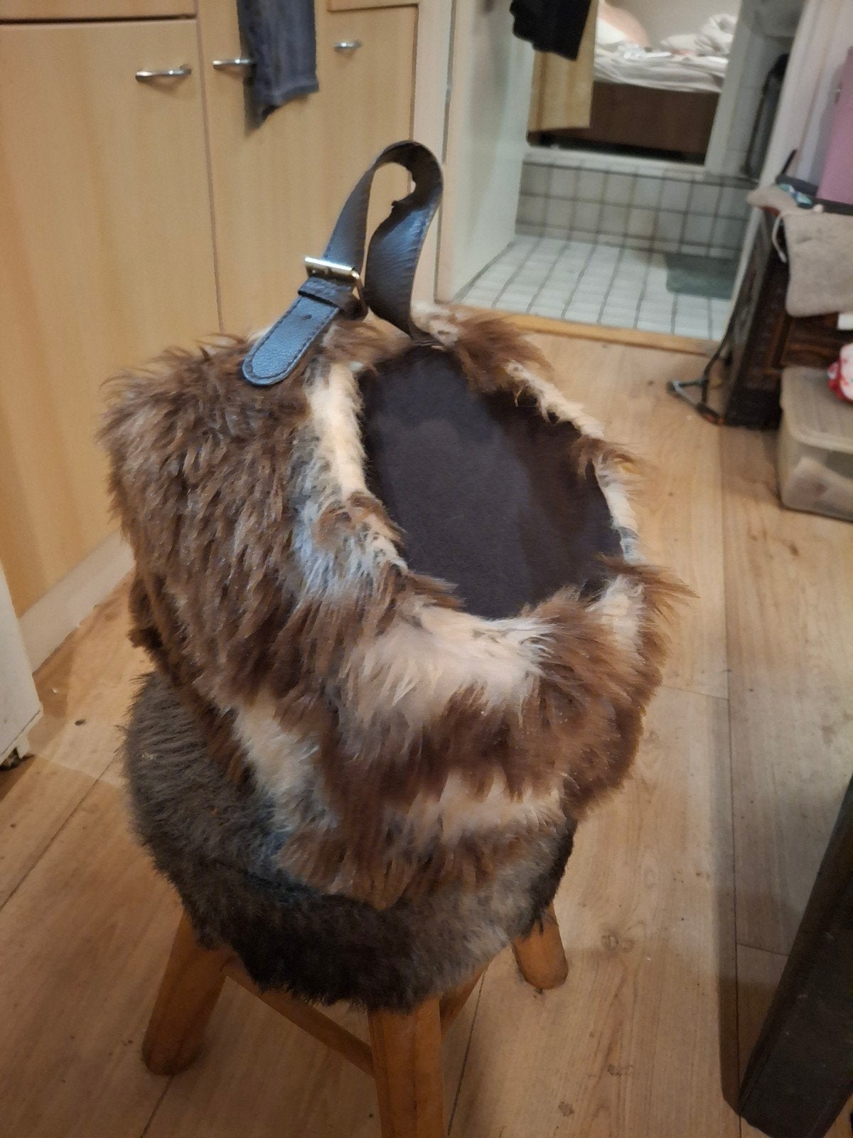 Leuk open mandje met leren bandje. Met bruin/ wit 'nepbont, Overige materialen, Gebruikt, Mand, Ophalen of Verzenden