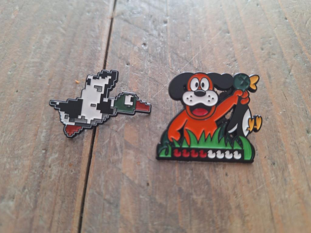 2 pins van het Nintendo computer spel Duckhunt te koop, Verzamelen, Speldjes, Pins en Buttons, Nieuw, Speldje of Pin, Overige onderwerpen