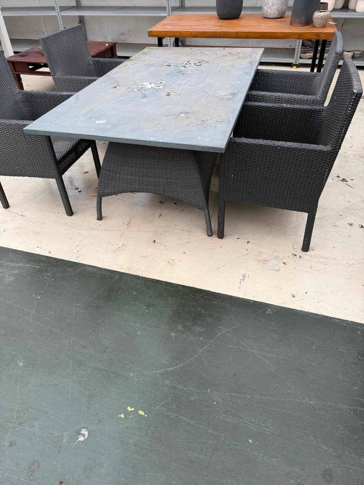 Tuinset met mooie tafel en 4 stoelen, Ophalen, 4 zitplaatsen, Gebruikt, Wicker